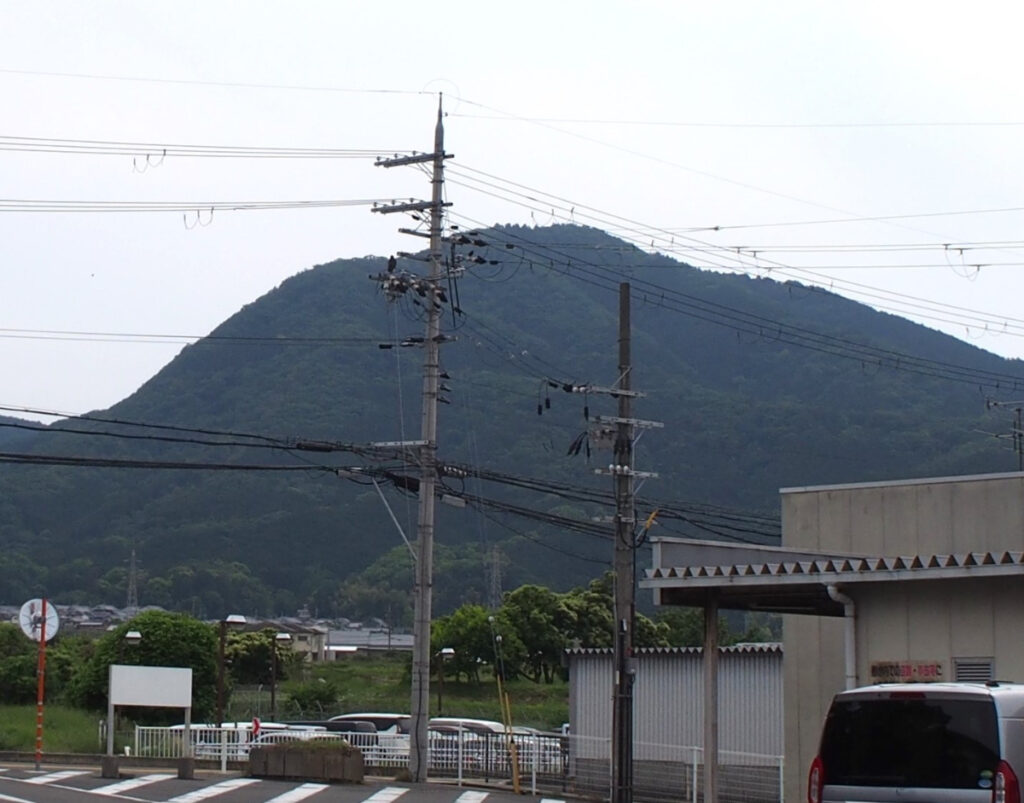 香芝市役所から見た二上山